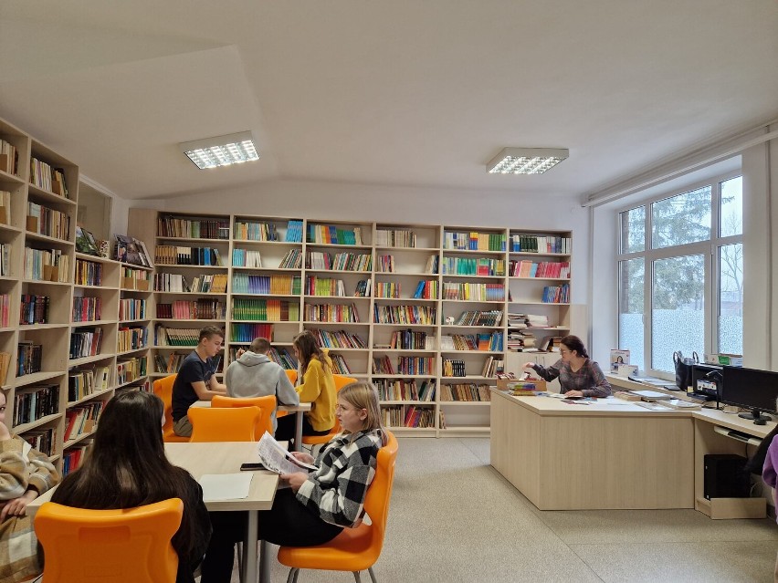 Nową bibliotekę w SP w Niechcicach (gmina Rozprza) otwarta...