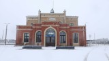 AKTUALIZACJA Od 1 lutego budynek dworca kolejowego w Chojnicach otwarty dla wszystkich. Przecięcie wstęgi będzie później [WIDEO]