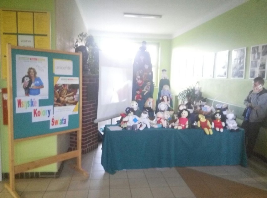 "Wszystkie kolory świata". Uczniowie SP 4 w Kwidzynie wzięli udział w akcji UNICEF [ZDJĘCIA]
