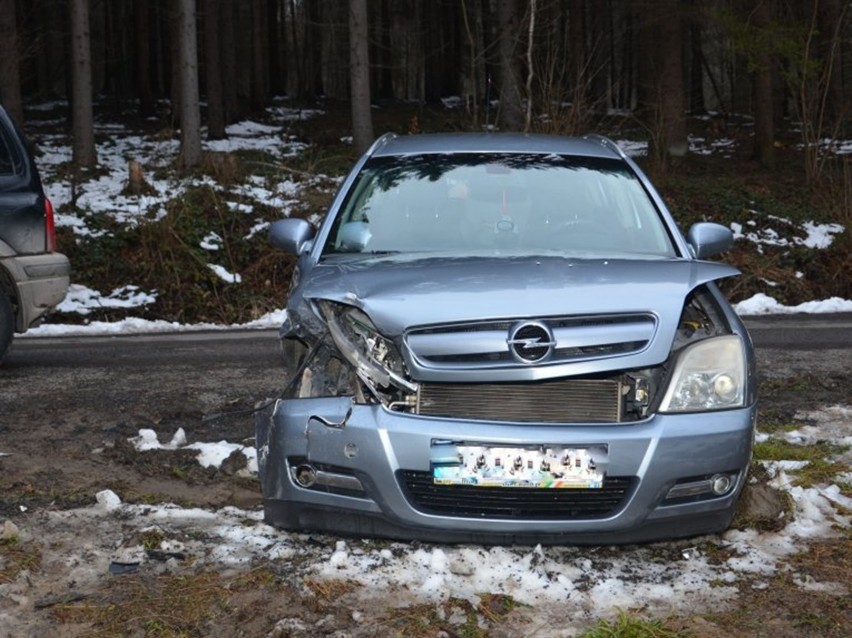 Wypadek w Desznicy. 23-latka wjechała w pojazd stojący na poboczu [ZDJĘCIA]