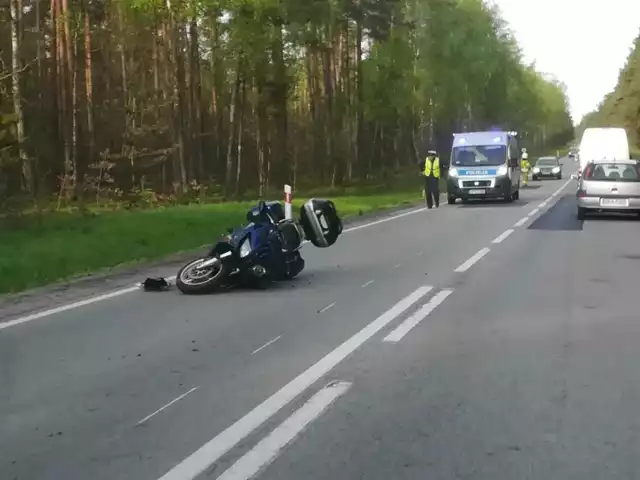 Motocyklista z obrażeniami ciała trafił do szpitala w Kościerzynie.