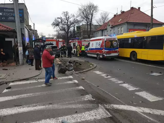 Samochód wjechał w przystanek autobusowy na Panewnickiej