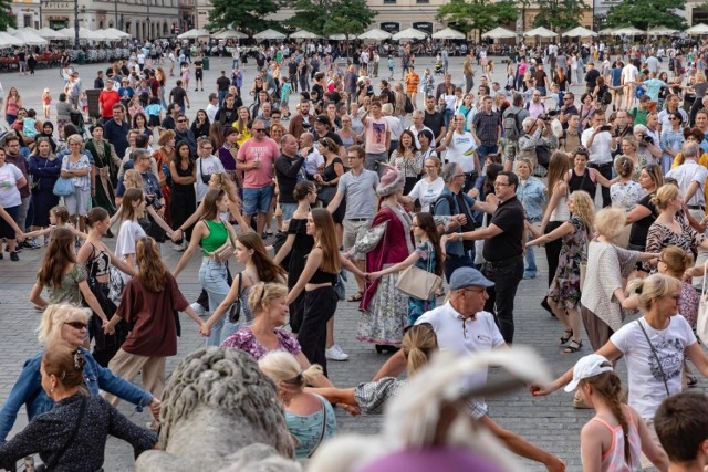 Krakowianie lubią tańczyć na Rynku, tu akurat poloneza w ramach Cracovia Danza