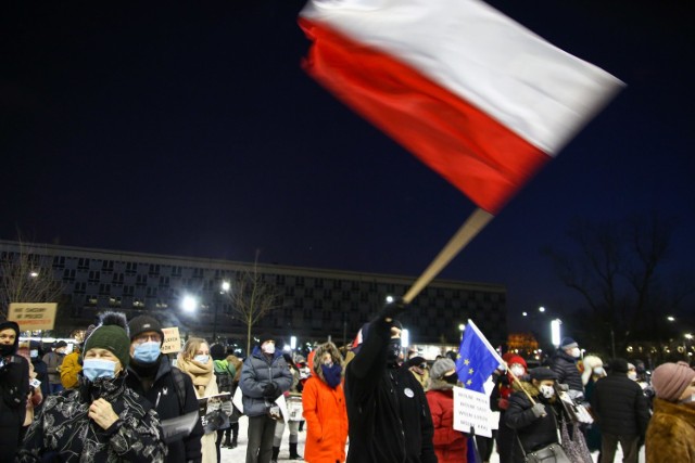 Protest w obronie wolnych mediów pod Muzeum Narodowym w Krakowie
