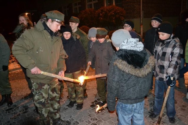 Na wieczorną harcerską zbiórkę alarmową, zwaną capstrzykiem, przybyli nie tylko harcerze ale również przedstawiciele władz miasta. Spotkanie rozpoczęło się od uroczystego meldunku, który przyjął Komendant Hufca ZHP harcmistrz Andrzej Pliszka. 

W trakcie spotkania został odśpiewany hymn harcerstwa oraz harcerska modlitwa. 
Poświęcenia pomnika dokonał ks. Zenon Szerle.
Na zakończenie spotkania została odczytana uchwała  Rady Miasta, nadające temu miejscu imię Skweru Harcerzy