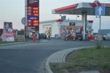 Wyjazd ze stacji benzynowej w Rozprzy. Kierowcy domagają się lewoskrętu