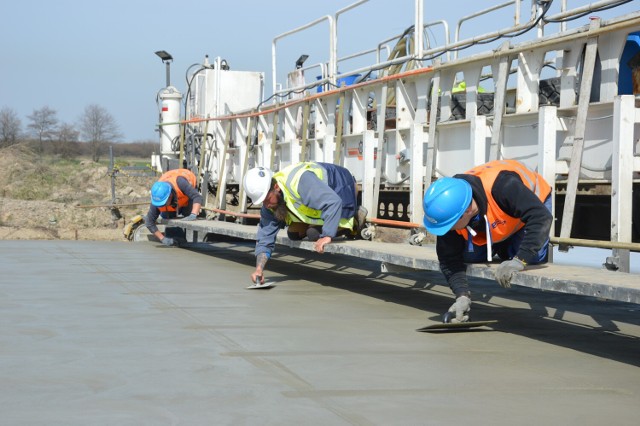 Budowa A1 w Łódzkiem: Wznowiono prace na odcinku Piotrków - Kamieńsk. Wylewana jest betonowa jezdnia, kwiecień 2022