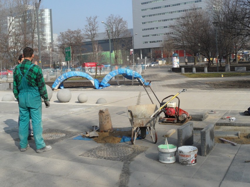 KRÓTKO: Tęczowe Ławki zajechały na zmodernizowany skwer przy Sokolskiej