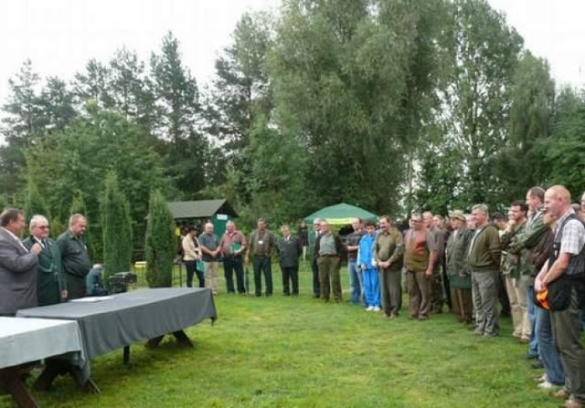 Uczestnicy  podczas ich otwarcia zawodów strzeleckich w Łącku.