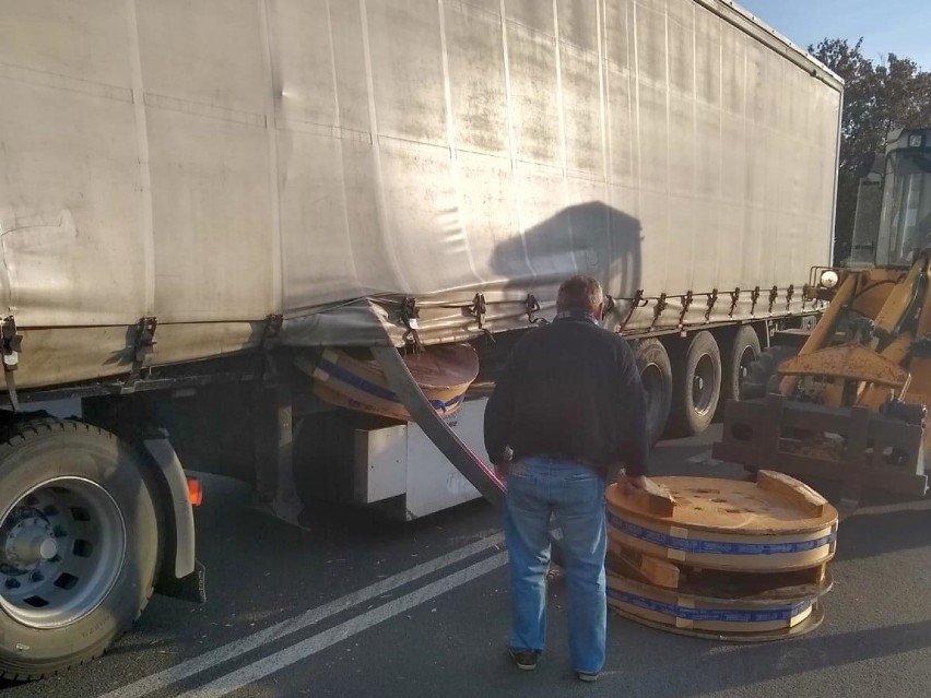 Szpule z drutem ważące kilkaset kilogramów wypadły z naczepy ciężarówki [zdjęcia]