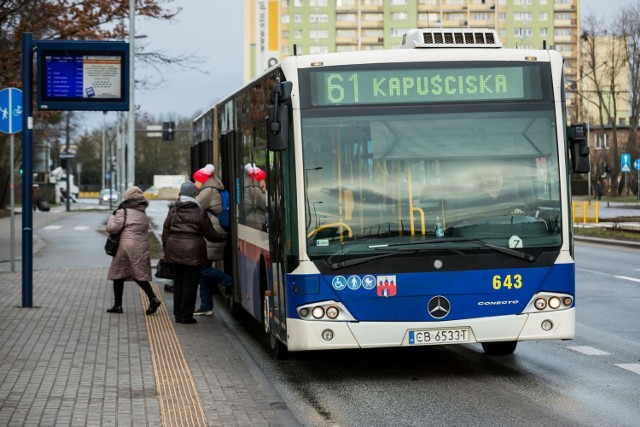 Na ulicy Brzozowej w Bydgoszczy 64-latek wpadł pod koła autobusu MZK
