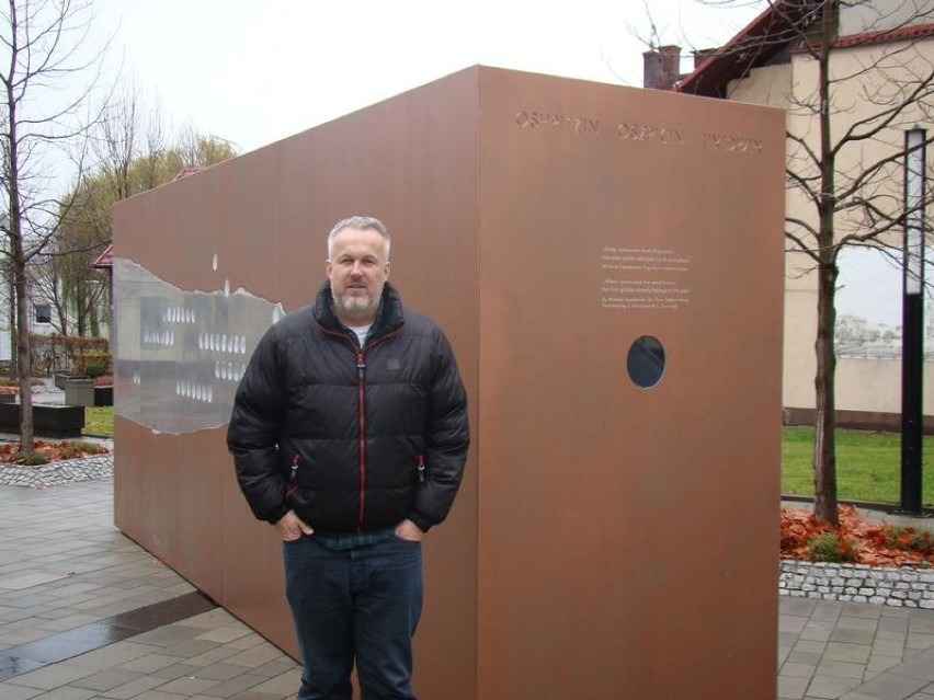 Oświęcim. Wielki ekspozytor stanął przed Muzeum Żydowskim na placu Ks. Jana Skarbka