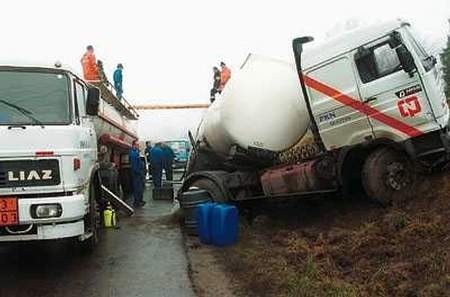 Wypadek nie spowodował wycieku paliwa z cysterny (Fot. Tomasz Mikita)