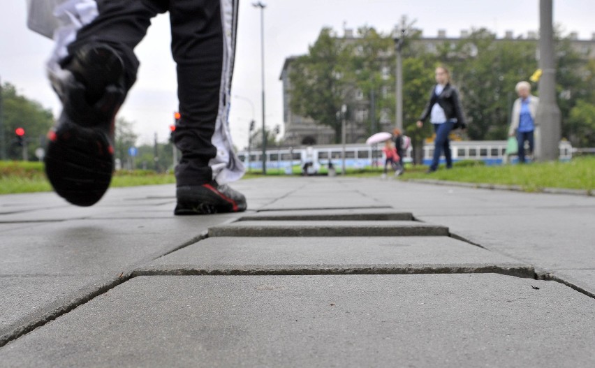 Kraków: wyremontowany chodnik przy placu Centralnym w fatalnym stanie [ZDJĘCIA]