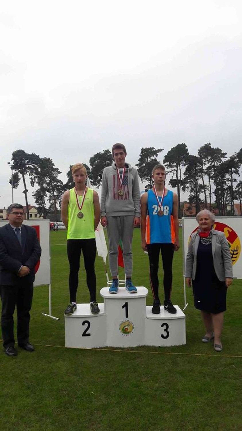 Młodzi lekkoatleci z medalami Mistrzostw Powiatów Województwa Wielkopolskiego