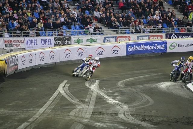 Zawodnicy Get Wellu Toruń odnieśli wczoraj bardzo ważne zwycięstwo na MotoArenie.  Mecz z Betardem Wrocław wcale jednak nie należał do najłatwiejszych. Przekonał się o tym kapitan torunian, Paweł Przedpełski, który w 11. biegu brał udział w niecodziennym zdarzeniu.  Hak motocykla Macieja Janowskiego dostał się w jego przednie koło. Wyglądało to niebezpiecznie, na szczęście nikomu nic się nie stało. Zobaczcie sami!

ZOBACZ KONIECZNIE : Byłeś na meczu Get Well Toruń - Betard Sparta Wrocław? Zobacz, czy jesteś na zdjęciu! [GALERIA]