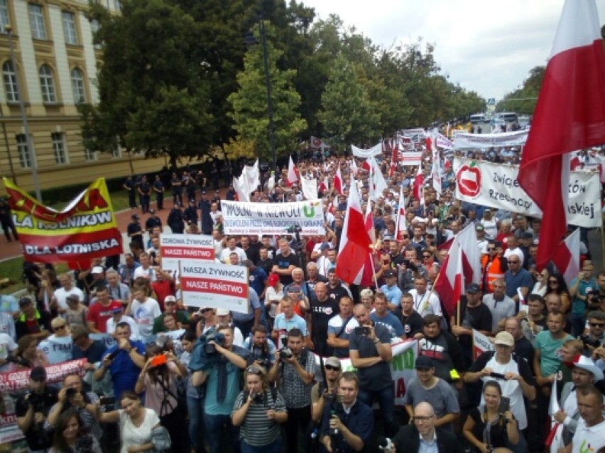 Protest sieradzkich rolników kolejny raz w Warszawie. Do akcji przyłączają się kolejne branże. List otwarty do premiera