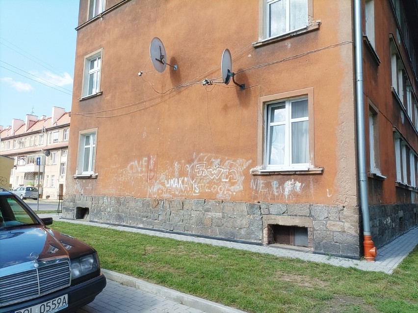 Pomazane miasto. Szpecące graffiti na murach i budynkach w Oleśnicy. Jest ich pełno!