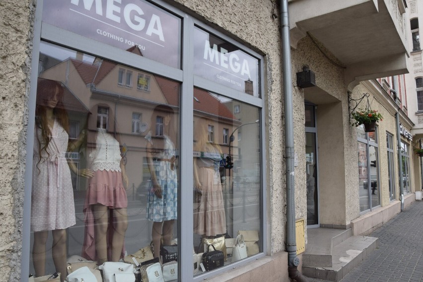 To sklep MEGA Clothing For You na rogu ul. Wojska Polskiego...