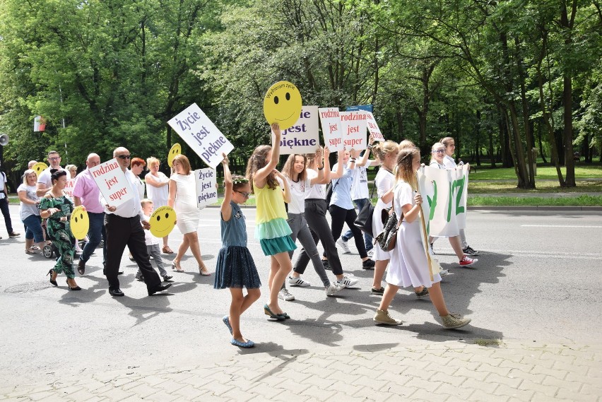 Marsz dla Życia i Rodziny przeszedł ulicami Zawiercia FOTO