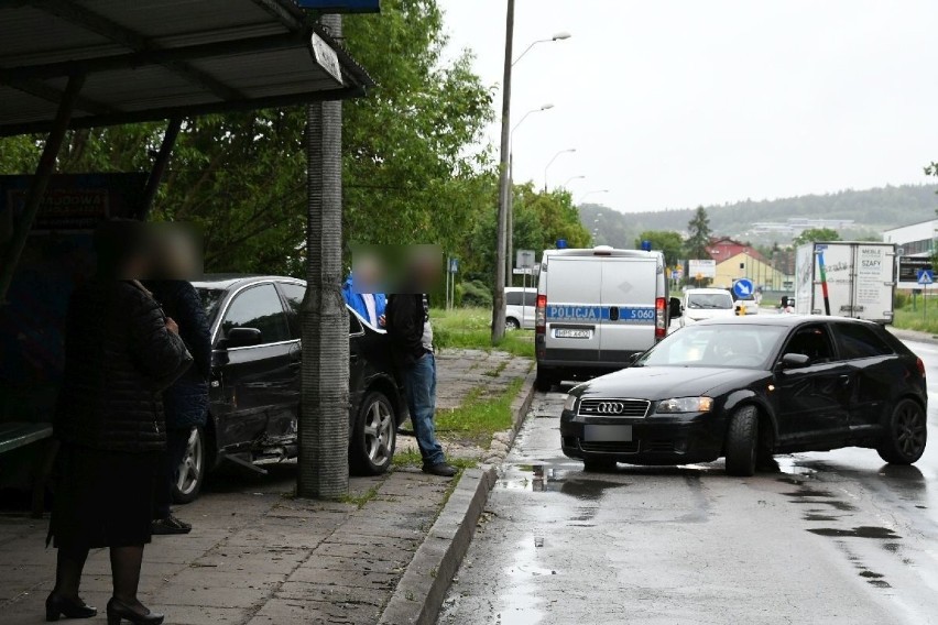 Kobieta ranna w wypadku na skrzyżowaniu w Kielcach [ZDJĘCIA]