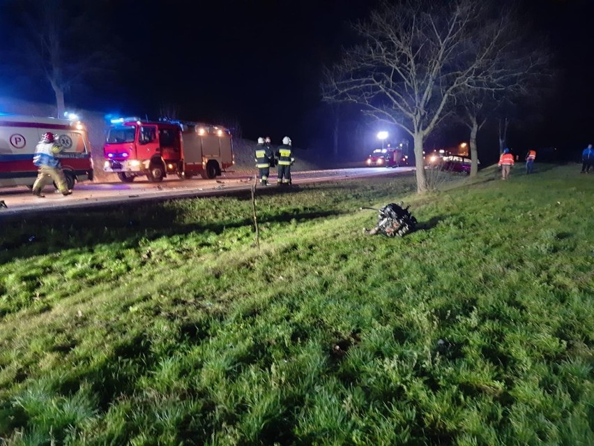 Tragiczny wypadek na DK91 w Jeleniu koło Gniewa. Nie żyje 1 osoba, 4 osoby poszkodowane! W zderzeniu brały udział 3 auta