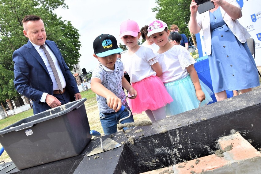 Przedszkole integracyjne w Uniejowie. Wmurowanie kamienia węgielnego pod inwestycję, która powstaje za prawie 17 milionów złotych ZDJĘCIA