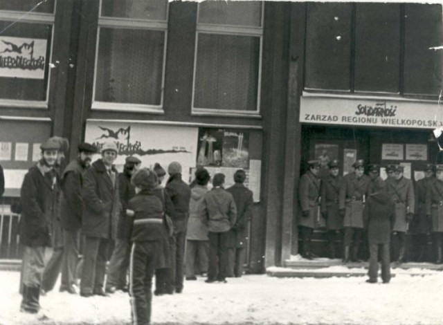 13 grudnia 1981 roku zamknięto szkoły i instytucje, bardzo mocno ograniczono możliwości życia publicznego, a przede wszystkim represjonowano działaczy opozycyjnych wobec ówczesnej władzy.