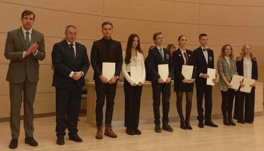 15 uczniów ze szkół średnich w Radomsku ze stypendiami Prezesa Rady Ministrów i Ministra Edukacji. Kto je dostał? LISTA, ZDJĘCIA