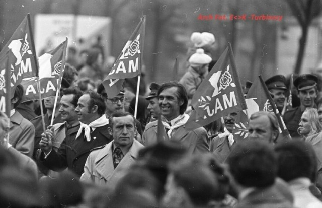 1 maja w Sieradzu w latach 80. Tłumy ludzi, szli prezydent Kłos, wicemarszałek Sejmu