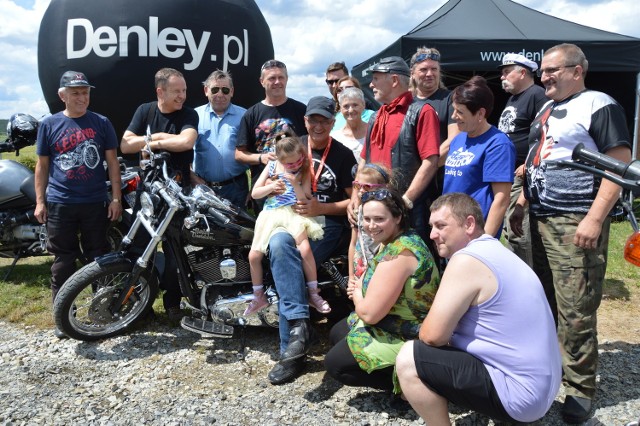 Motocykliści z Nowej Soli wraz z Zuzią, jej mamą Alicją (na dole z prawej), tatą Tomaszem i Olą, bliźniaczą siostrą Zuzi.