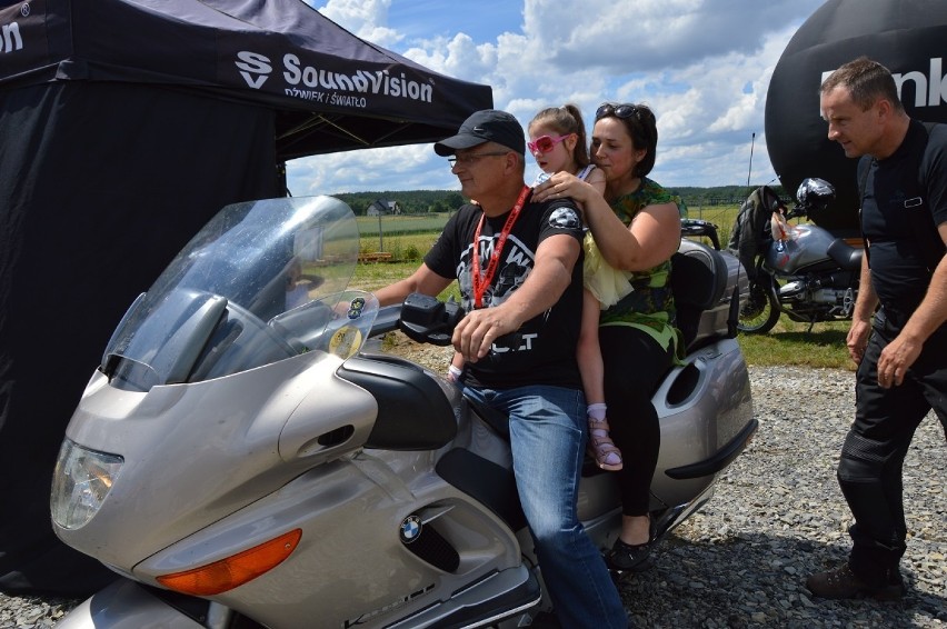 Zuzia i jej mama na motorze Marka Rudziaka.