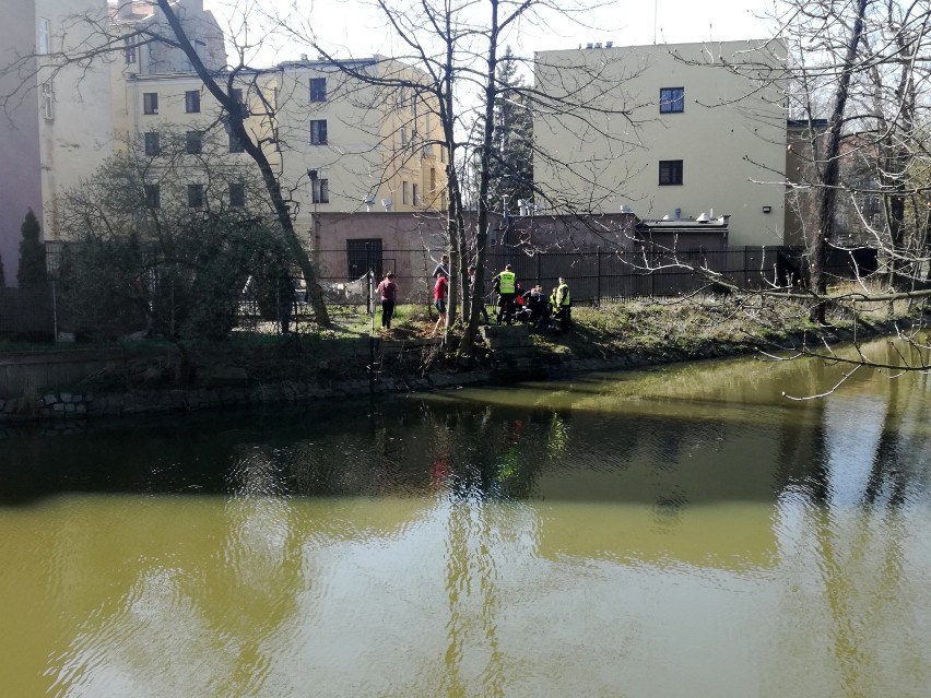 Policjanci wspólnie z żołnierzami WOT ratowali w Kaliszu...