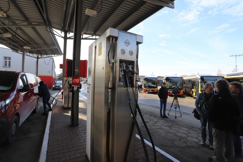 Na ulice Kielc wyjechały pierwsze autobusy na gaz ziemny. Otwarto też stację tankowania tym ekologicznym paliwem. Zobacz zdjęcia i film