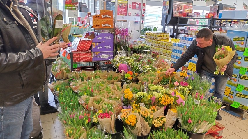 Dzień Kobiet w Zduńskiej Woli. Kwiaty w marketach idą jak...
