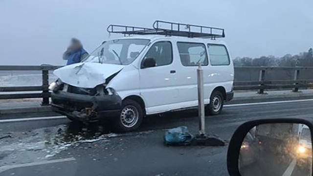 Do zdarzenia doszło w piątek, 25 stycznia, około godz. 8. Na moście w Cigacicach samochód osobowy zderzył się z busem.

O zderzeniu samochodu i busa na moście w Cigacicach dowiedzieliśmy się od naszego Czytelnika. Jak udało nam się ustalić, jeden pas ruchu został zablokowany. Samochody omijają rozbite pojazdy wykorzystując pas awaryjny.

Zobacz też: Śmiertelny wypadek na drodze krajowej nr 31. Nie żyją dwie osoby
