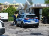 Policja i pogotowie na parkingu przy ul. Fortecznej w Wałbrzychu. Ratują leżącego mężczyznę z rozbitą głową