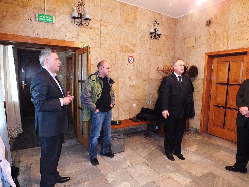 Radni opozycji z Kraśnika przyszli na sesję, której nie było. &quot;To arogancja władzy&quot;