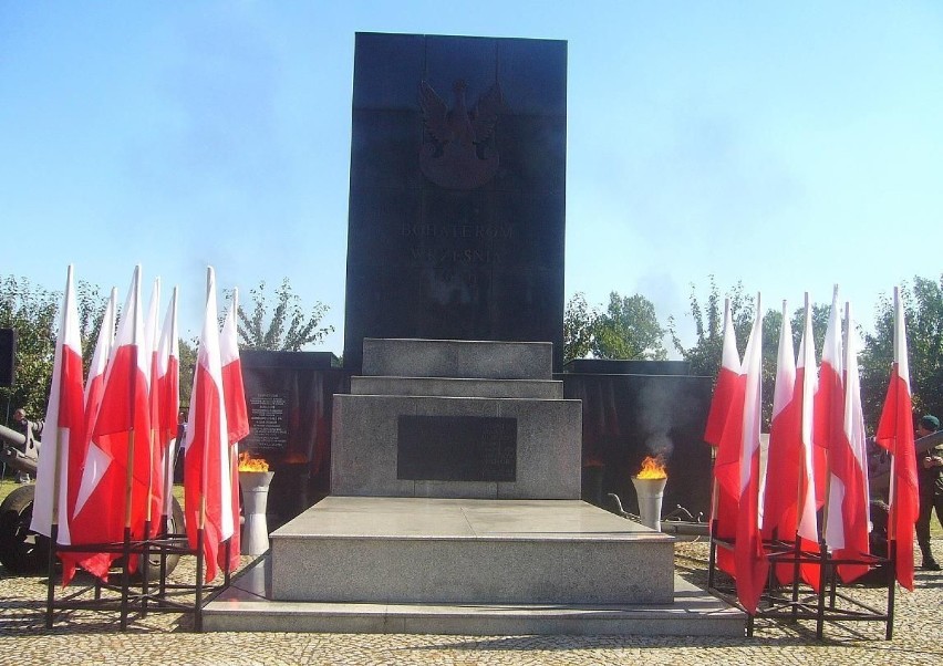 Suwalczanie zebrali się pod pomnikiem Żołnierzy Września...