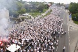 Wierni kibice Legii Warszawa przemaszerowali przez miasto. To spotkanie przed Pucharem Polski 2018 [ZDJĘCIA]