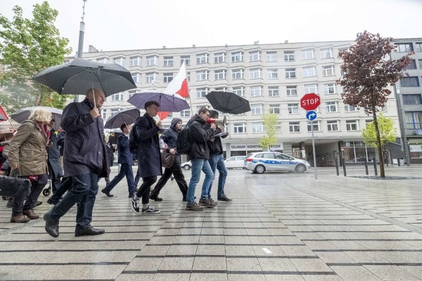 W niedzielę ulicami Poznania przeszło około 50 osób, aby...