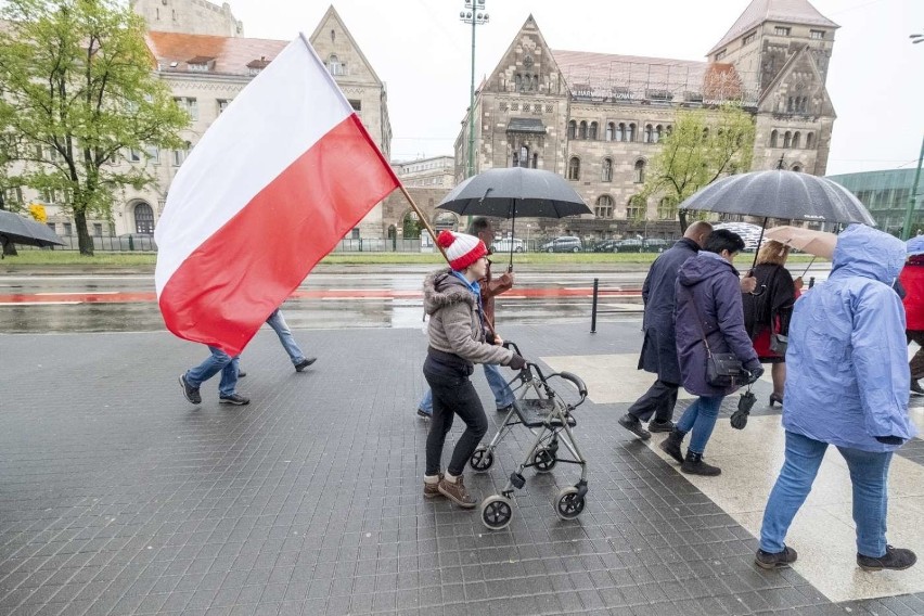 W niedzielę ulicami Poznania przeszło około 50 osób, aby...