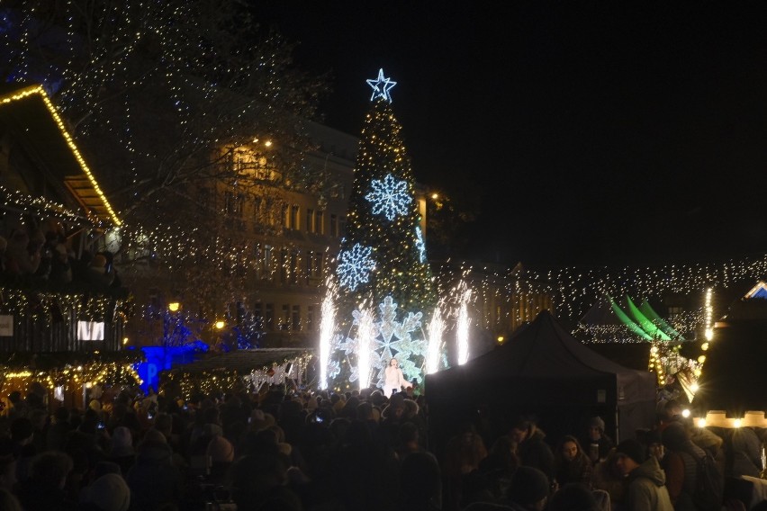 Choinkowa iluminacja jest jedną z najważniejszych ozdób...