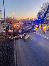 Groźny wypadek w Chorzowie. Prowadząca straciła kontrolę nad pojazdem i doszło do dachowania