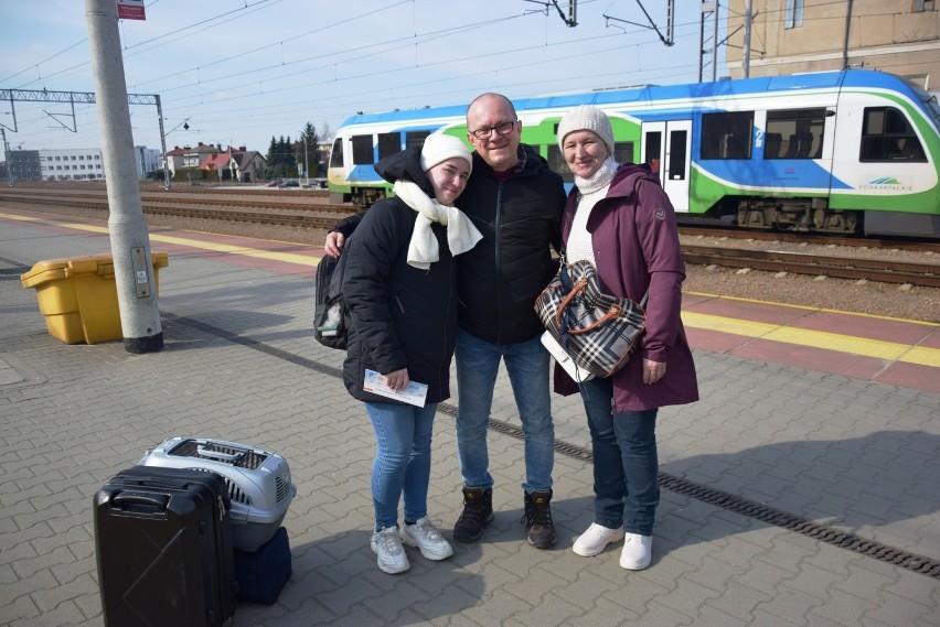 Tatiana i Natasza w towarzystwie pracownika Urzędu Miasta w...