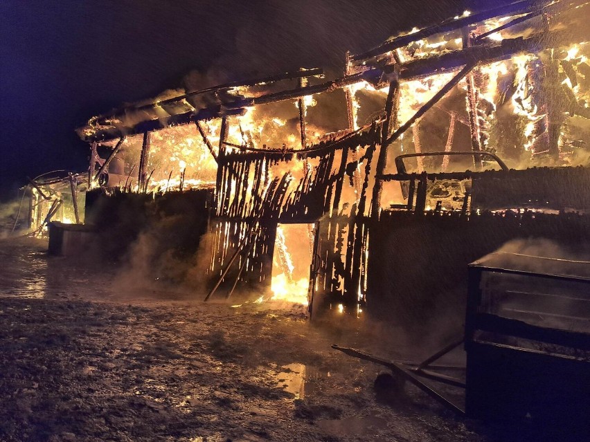 W Żuławce Sztumskiej spłonął garaż i stodoła, zagrożone były pobliskie zabudowania! ZDJĘCIA