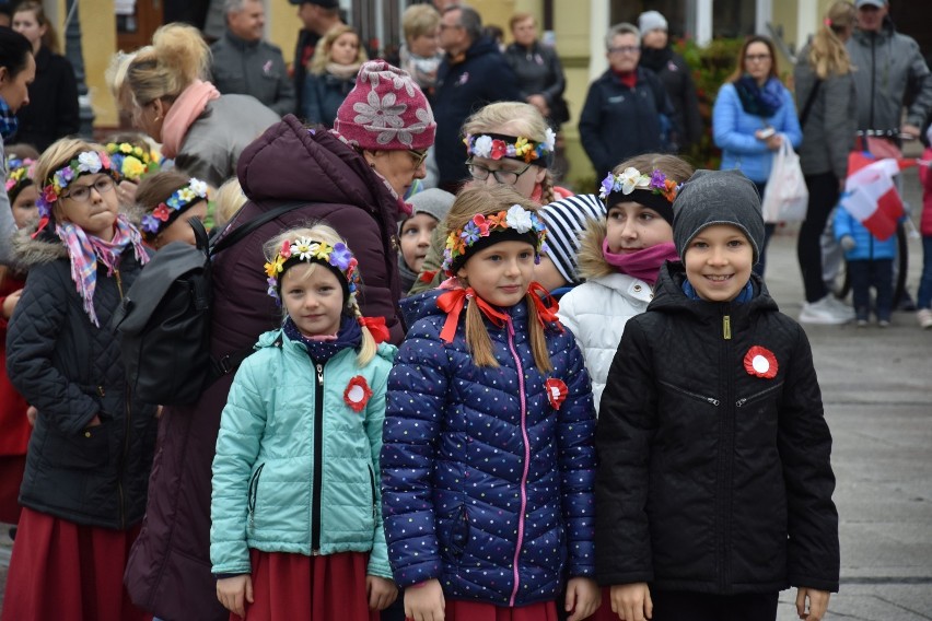 Święto Niepodległości 2018 w Żninie: polonez na rynku [zdjęcia] 