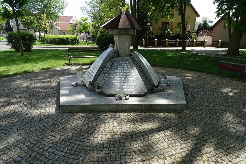 Pomnik Kresowian - stare, pobite znicze