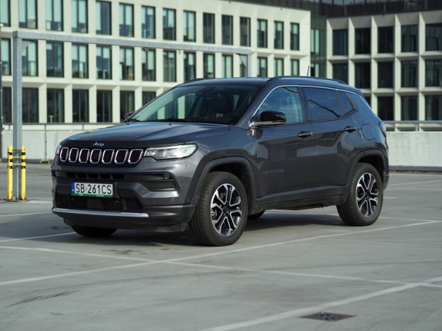 Jeep Compass to bardzo ciekawa propozycja, która nieco ucierpiała po wprowadzeniu hybrydy plug-in do oferty. W jakich warunkach sprawdzi się Jeep Compass 4XE? To chyba idealne rozwiązanie dla tych, którzy szukają ciekawego auta do miasta, mogą wykorzystać napęd hybrydowy (miejsce do ładowania baterii) i mieszkają tuż pod miastem, gdzie dojazd nie jest najlepszy. W takim scenariuszu Compass 4XE się sprawdzi, ale czy konkurencja w tej cenie nie oferuje więcej?