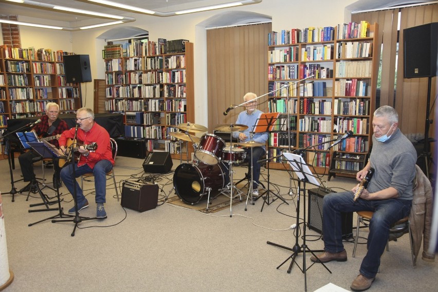 Poetycko-muzyczna Noc Bibliotek w Słupsku. Zobacz zdjęcia